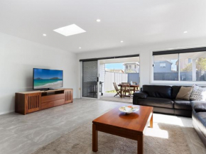 'Birubi Breezes', 2/7 Fitzroy St - Large Duplex with Air Conditioning, WIFI & only 5 minute walk to the beach, Anna Bay